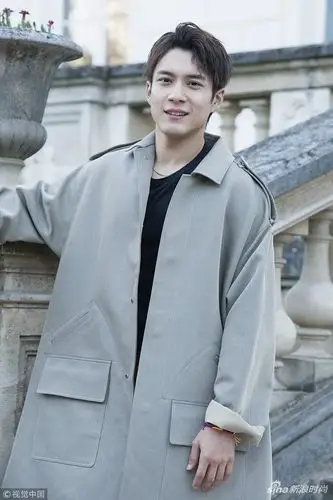 韩东君巴黎男装周看秀 利落风衣配厚底鞋帅气有型_高清图集_新浪网