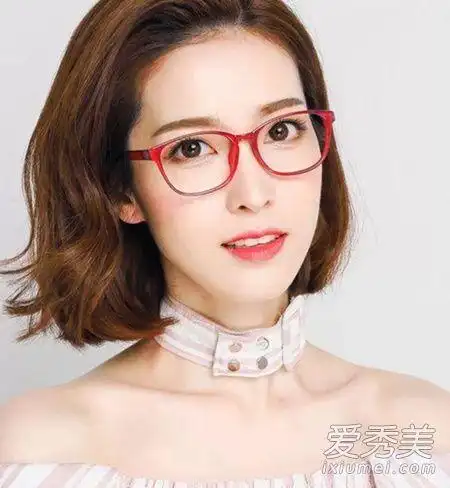 女生戴眼镜最适合的发型图片