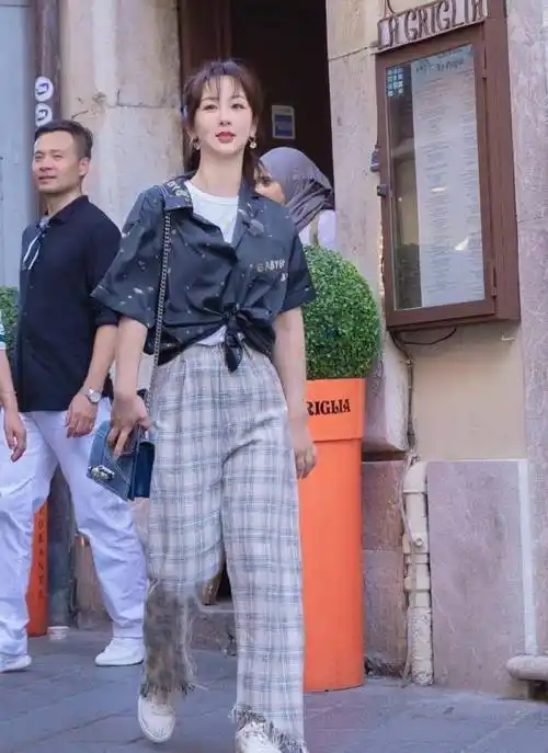 杨紫《中餐厅》穿搭合集,t恤衬衫成最爱,扎两小辫气质更出众_造型