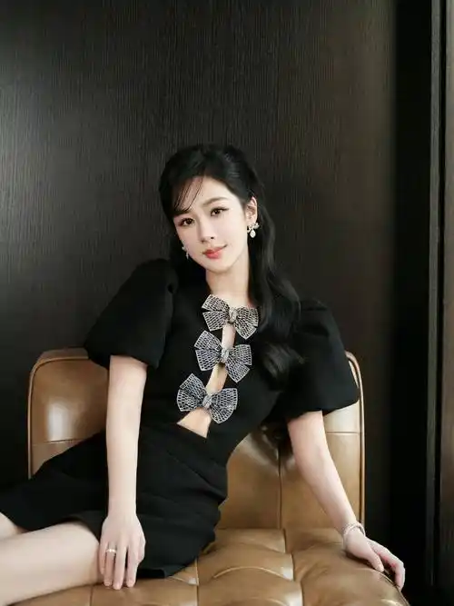 杨紫斜刘海黑框眼镜造型:俏丽可爱,灵动呆萌