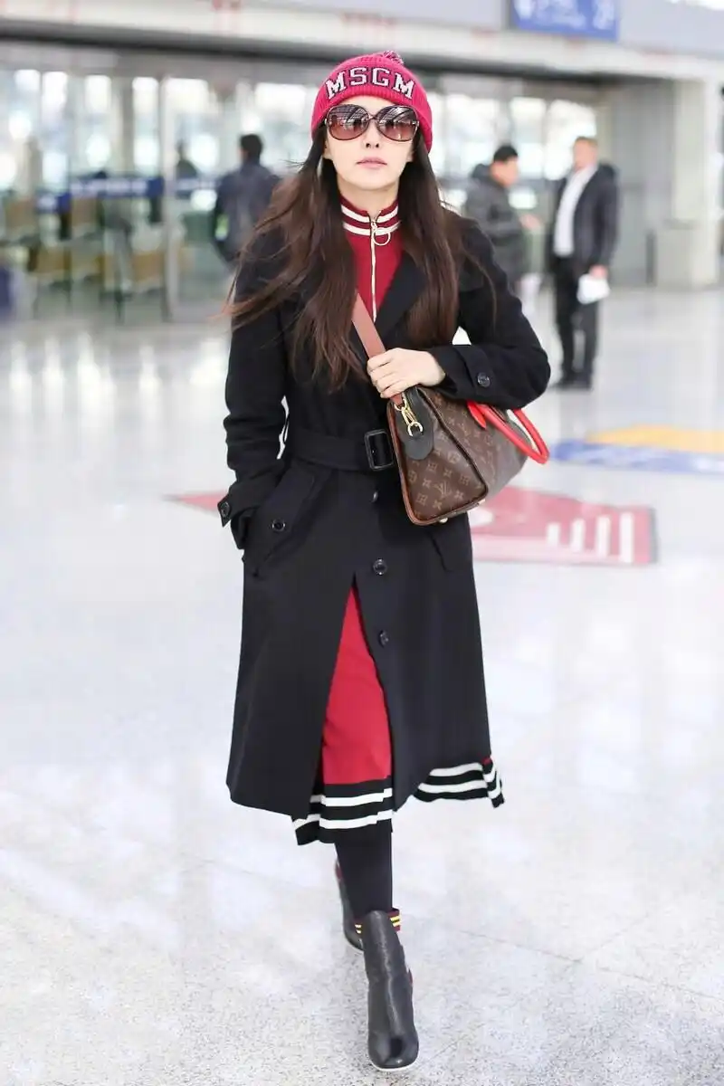 52岁的伊能静气质真好,穿黑色大衣内搭针织衫高级优雅,减龄时髦