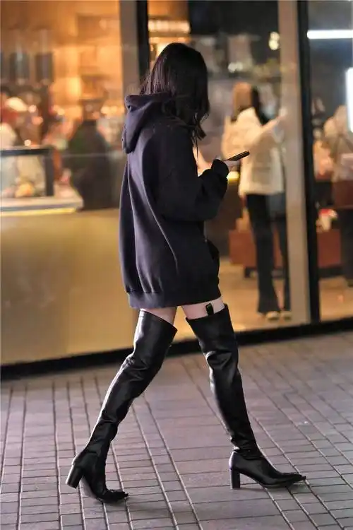 春天适合穿着过膝靴大腿靴也有不少人选择穿出特别的感觉