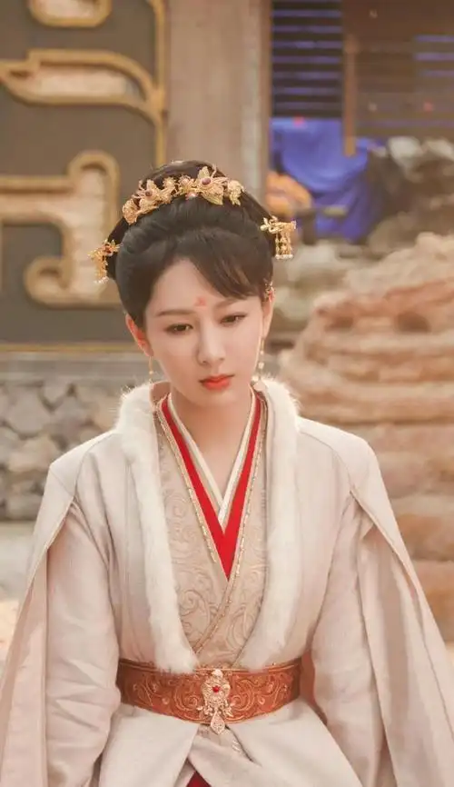 年轻演员也能在影视圈大放异彩,比如杨紫在《长相思》里的出色表现,让