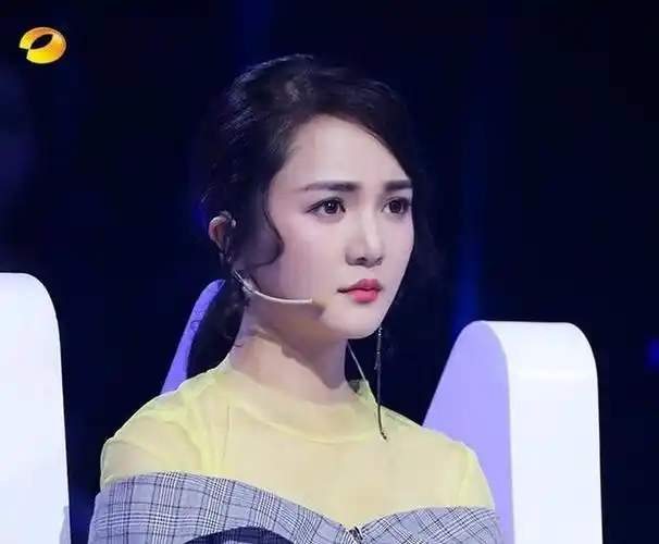 芒果新小花靳梦佳露肩装显清纯,《中餐厅》中勤恳耐劳被唤洗碗妹