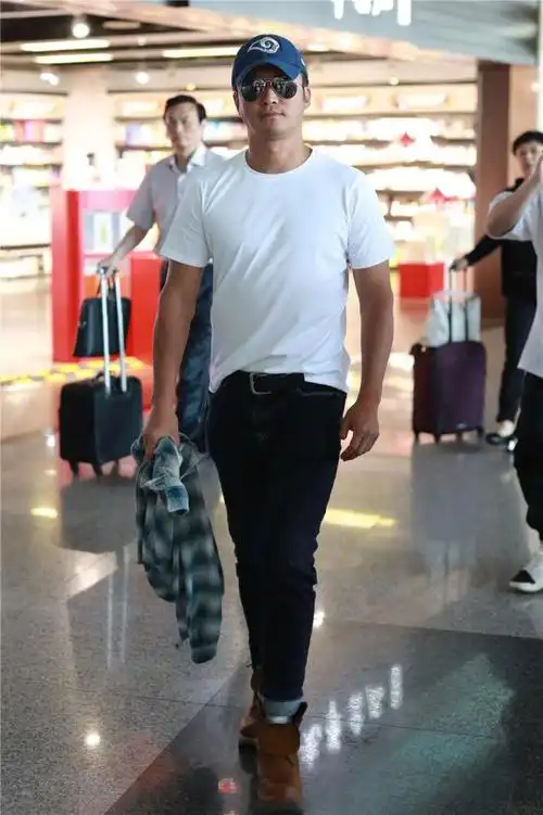 吴京身材不输小鲜肉,简单的白色t恤下难掩发达胸肌,谢楠好眼光