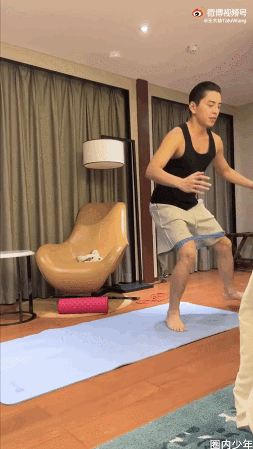王大陆在微博分享了宅家健身教程,大陆哥真的好自律啊,身材太好了吧