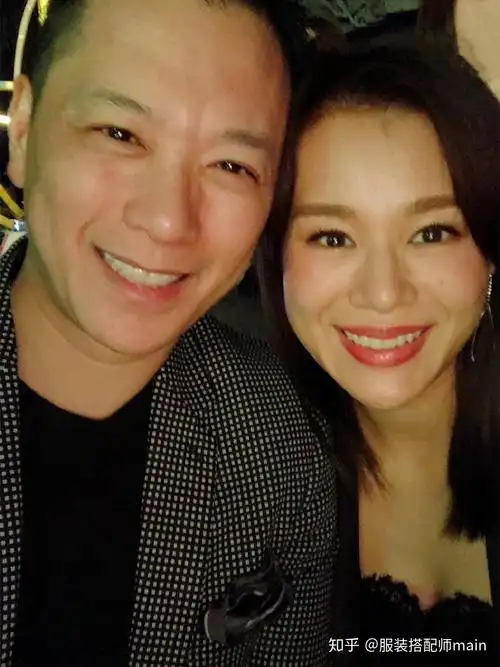 胡杏儿带老公逛街,卫衣搭牛仔裤打扮休闲,老公梳大背头显总裁范