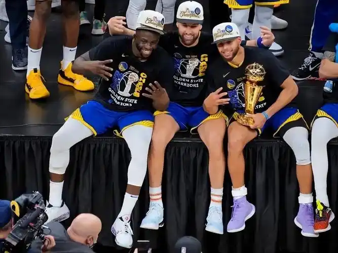 抱团风勇士三巨头成小球时代清流10年4冠铸就新王朝