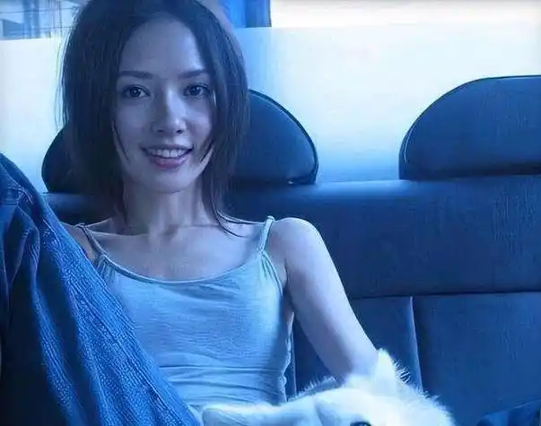 郭碧婷还尝试过一些半扎发,但都是长发造型,这次的齐耳短发,绝对算是