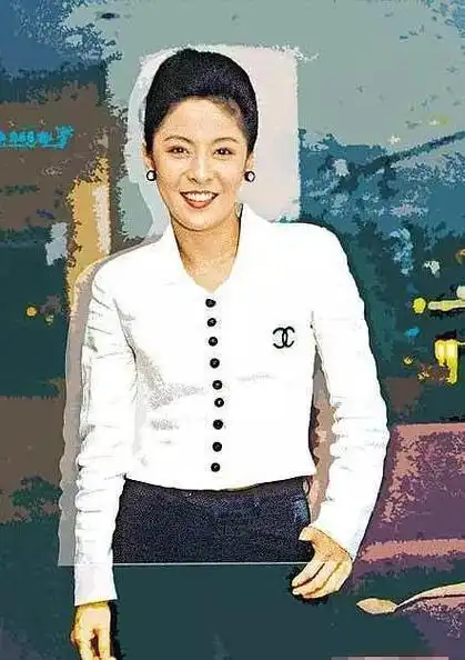 向太年轻时五官很清秀,没有如今的这般霸气,但是眉宇之间已经能看出