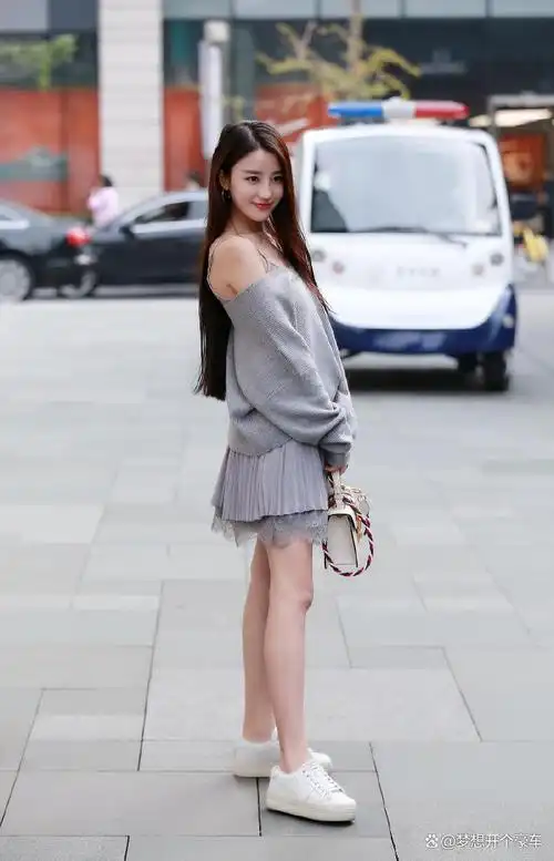 裤子不提?成都太古里街拍又现网红穿搭,为了博眼球还是时尚?
