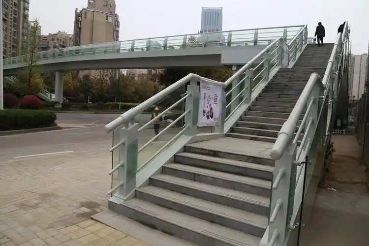 安徽合肥习友路人行天桥放行有市民仍然横穿马路组图