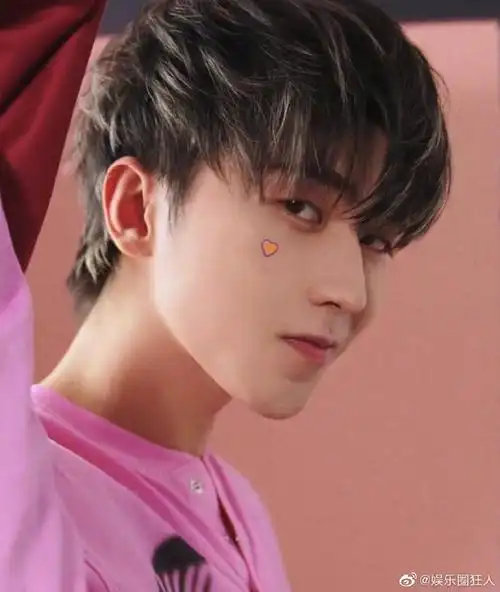 蔡徐坤爱心贴纸##蔡徐坤粉色毛衣