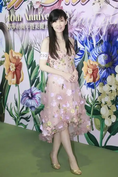 周慧敏一袭碎花长裙出席活动,优雅甜笑,皮肤紧致冻龄如初