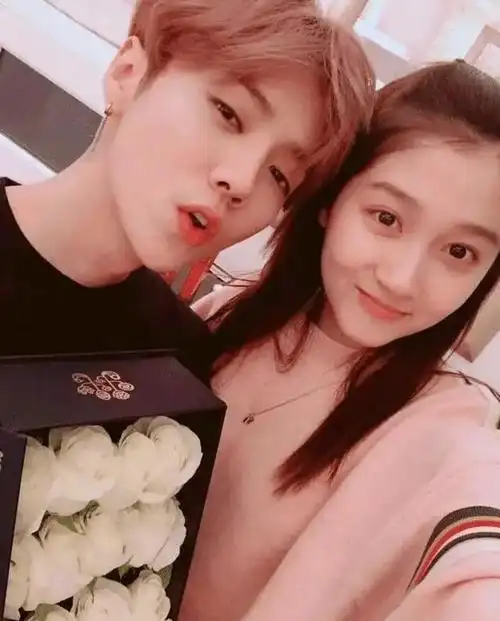 鹿晗带货引热议,脸肿成"老嫂子",网友:撞脸65岁刘雪华