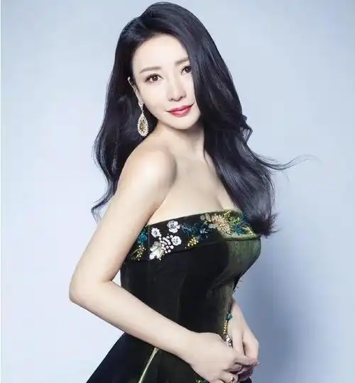 柳岩也是不老女神穿吊带裙优雅性感43岁也有少女身材