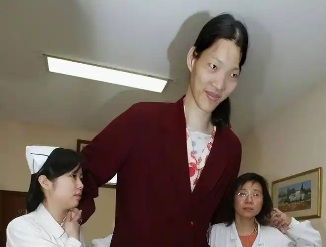 世界第一女巨人来自中国安徽,穿78码的鞋子,一顿饭吃六碗炒面_姚德芬