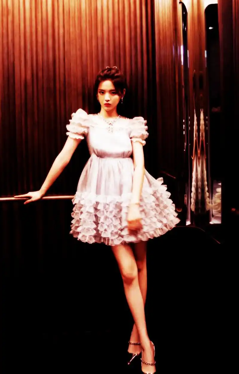 杨超越的大长腿真的又长又直!