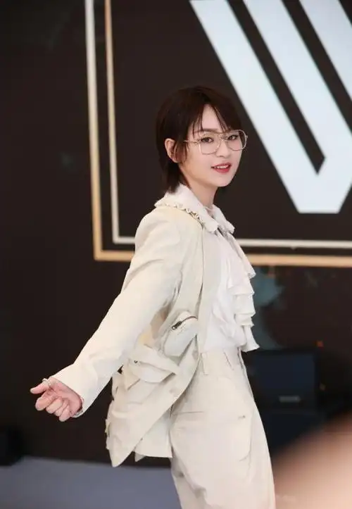 周笔畅穿紧身衣太性感了腰部没有一丝赘肉身材真是火辣呢