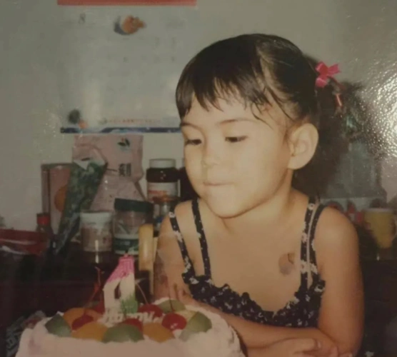 身为中澳韩混血儿,父母曾经浪漫的跨国恋没能给昆凌带来幸福的童年