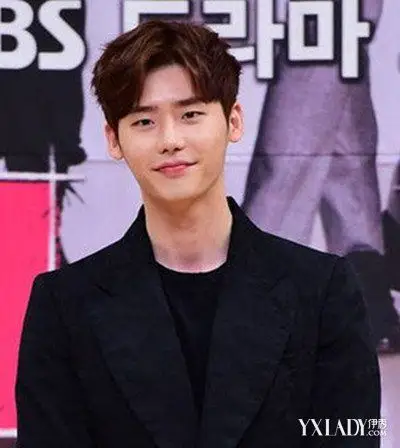 韩国中分男头发型图片 鲜肉欧巴们中分发型吸睛十足