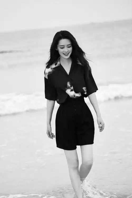 低眸浅笑神秘优雅李沁这组海边氛围感照片也太米了吧
