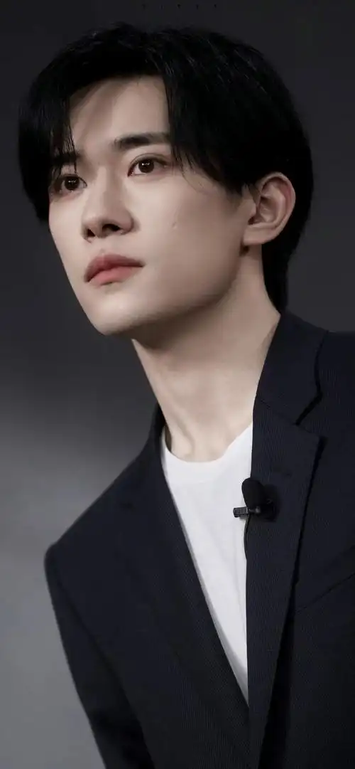 易烊千玺昂扬五四正青春##易烊千玺电影奇迹