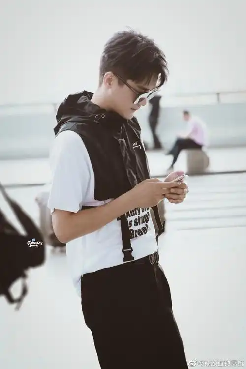 熊梓淇胸包马甲#黑色袜子 拖鞋显得腿超长,黑色t恤和马甲的搭配是