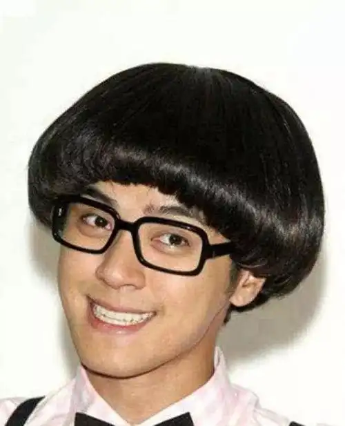 这款齐刘海发型其实和罗志祥最爱的那款发型没有太大差别,只不过给人