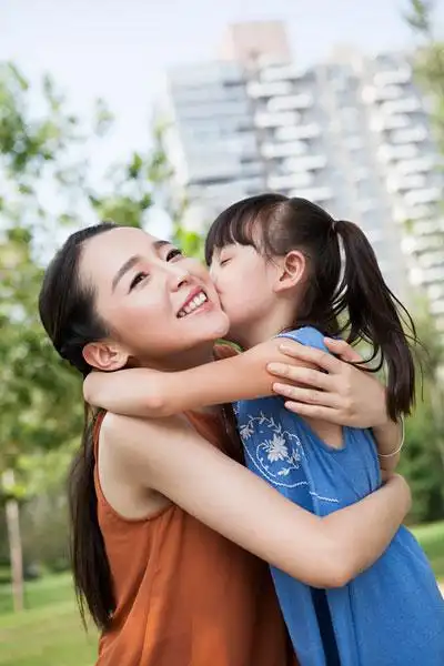 小女孩亲吻妈妈