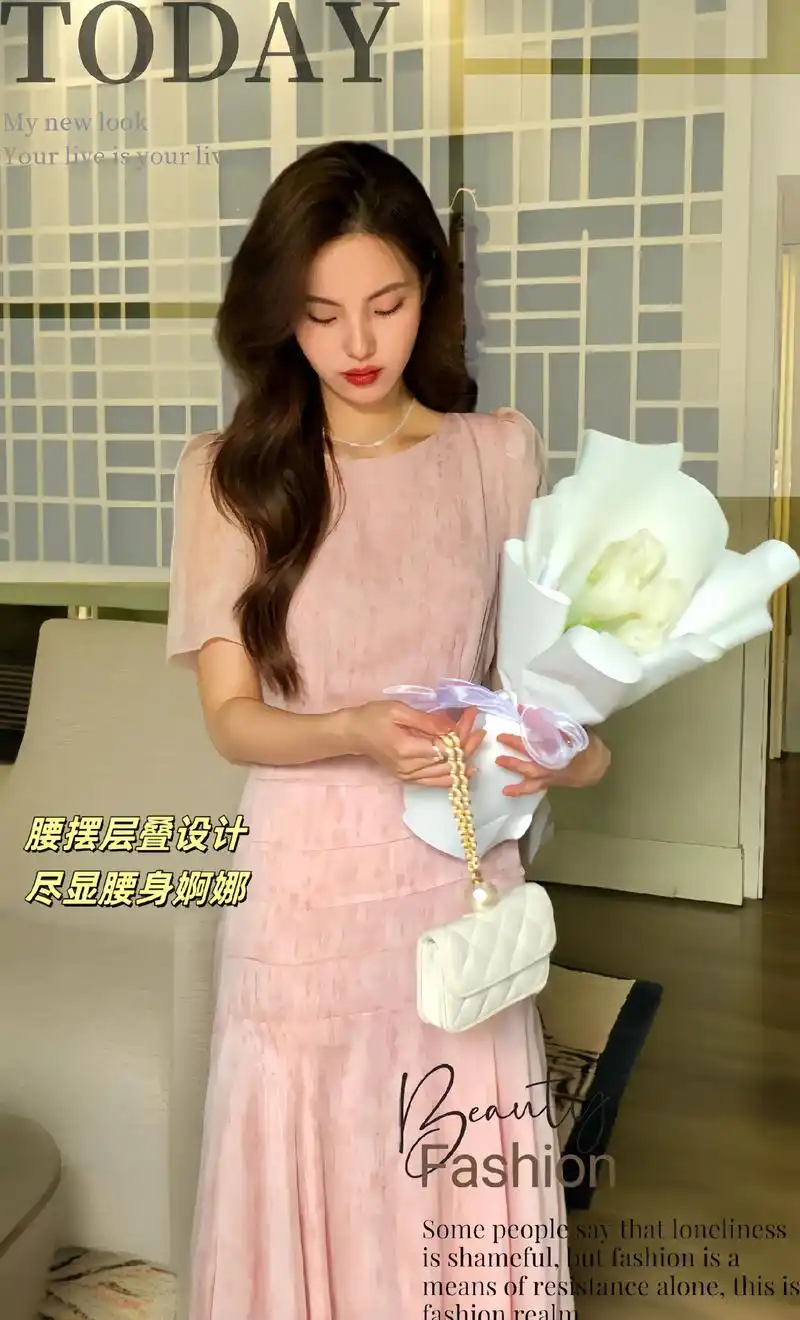 这款樱花粉法式连衣裙兼具温柔与气质,其不刺眼的粉色调带来夺目效果