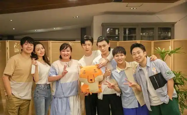 郎朗升级当爸,晒一家三口牵手照,吴彤送祝福嘴瓢字还打错_范丞丞_留言