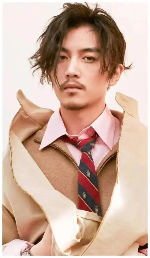 陈伟霆留胡子上热搜,胡子造型很a!网友:原来他留胡子这么帅!