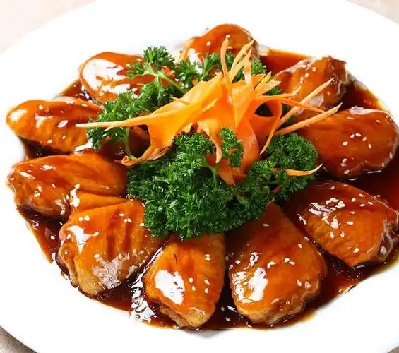 其中,徽菜耗油闷鸡翅是一道经典的传统徽菜,它深受人们的欢迎和喜