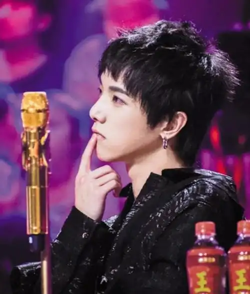 华晨宇的神仙侧颜:有一种美,叫无法抗拒