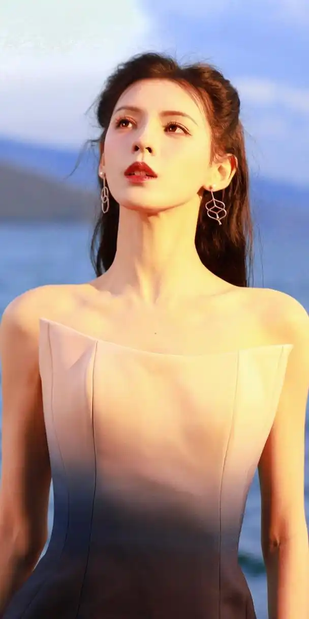 张予曦粉蓝渐变抹胸开叉裙,曲线玲珑的人鱼公主