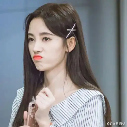 忘了什么时候了,找不到原图了,从qq历史头像扒拉出来的  鞠婧祎超话