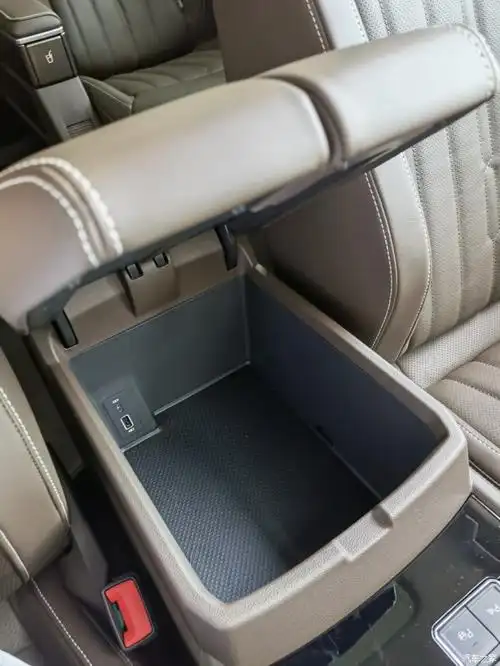 扶手箱双开的,里面空间很大,能放不少东西,还有充电接口,很人性化