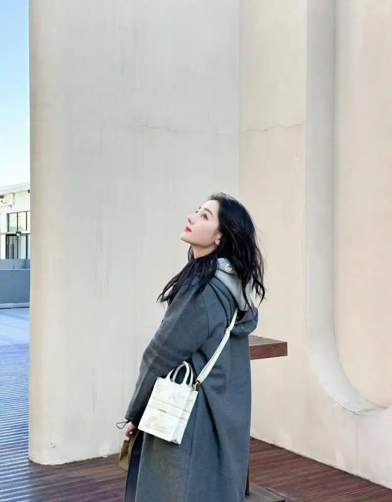 迪丽热巴最新生活照,美女要多多营业啊!