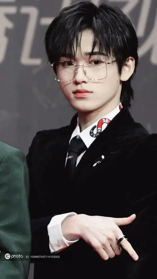 独家星光大赏红毯时代少年团宋亚轩戴眼镜亮相斯文帅气