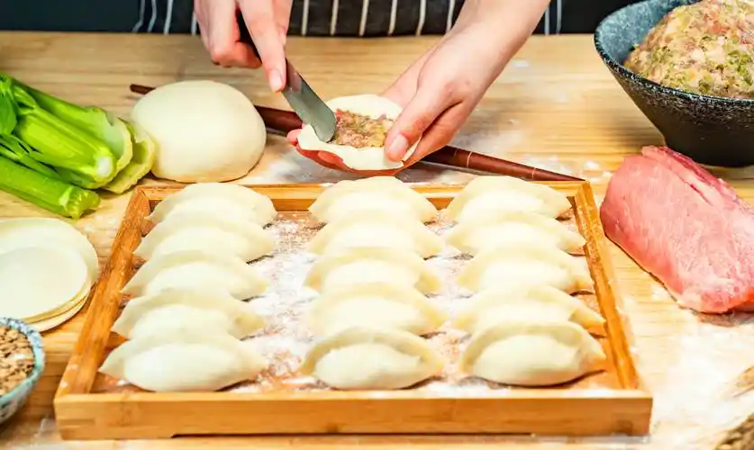 蔬菜,包制过程中充分尊重食材原本的味道,生产出"家的味道"的手工水饺