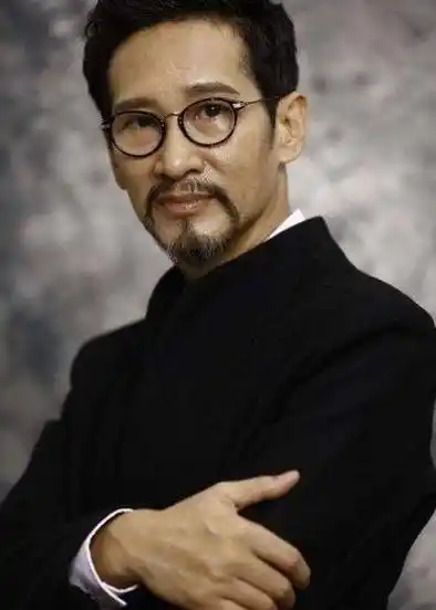 陈道明那样严肃端方的表情,或是宁静那样个性十足的风格,然而王劲松l