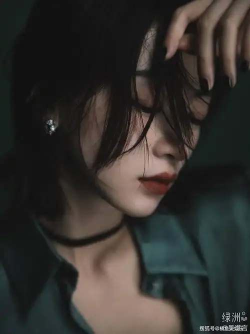 吴谨言有多自信湿发尽显大佬风范小个子美女气场也能两米八