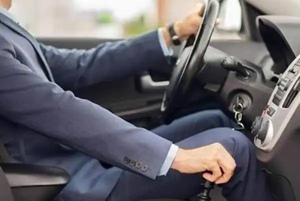 春节长途开车如何护腰?正确坐姿要掌握