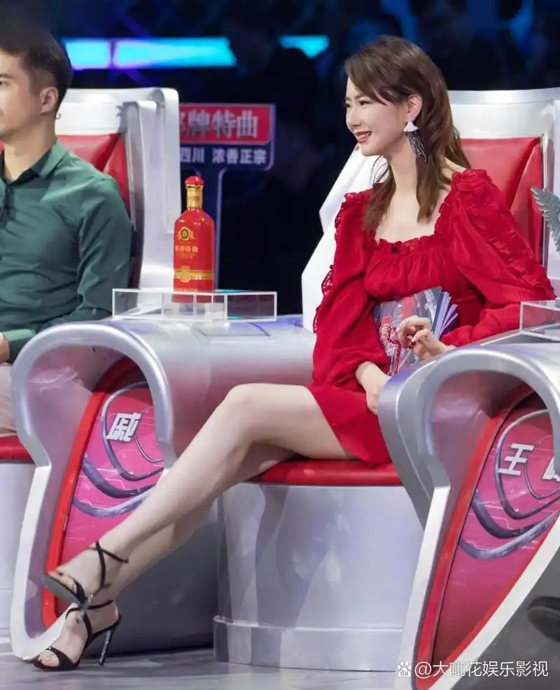 戚薇的腿也太绝了,这应该就是常说的"丝袜腿"吧!