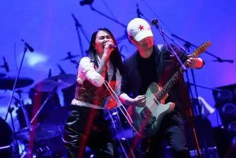 崔健滚动三十演唱会精选谭维维倾情助阵歌迷齐戴红领巾