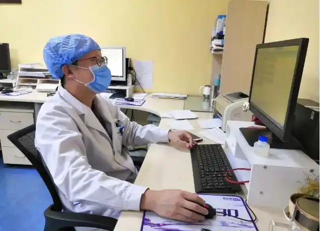 战疫时刻,"网红"医生展开线上问诊