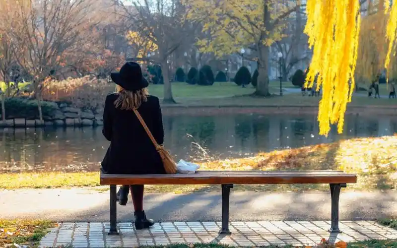 人在看风景的女生背影 6/10张图片 背影图片 意境图片 女生图片 安静