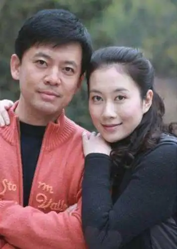 《亮剑》中赵刚与妻子携手恩爱20年,网友:女儿遗传了好基因