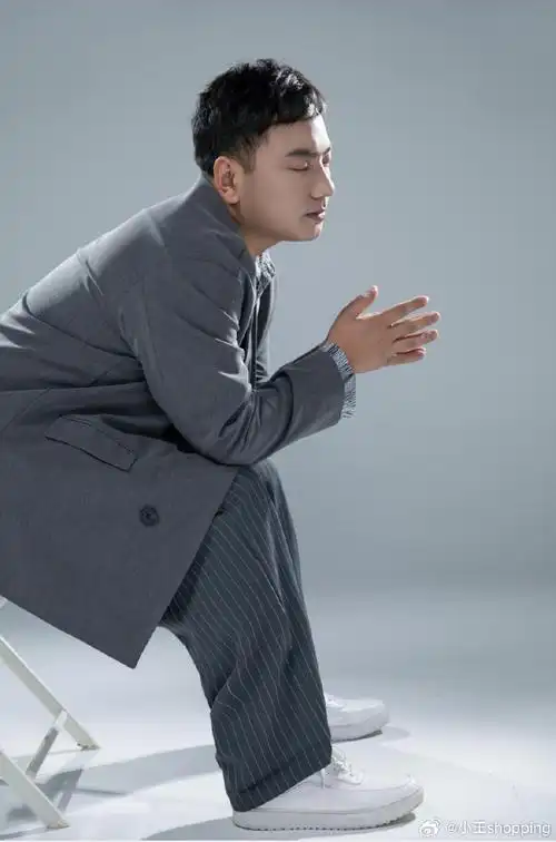 别急别急,让我给你介绍一下,这次灯会可是有众多明星助阵哦!